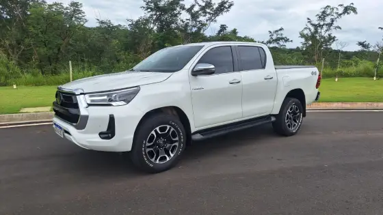 TOYOTA HILUX 2.8 D-4D TURBO DIESEL CD SRX 4X4 AUTOMÁTICO