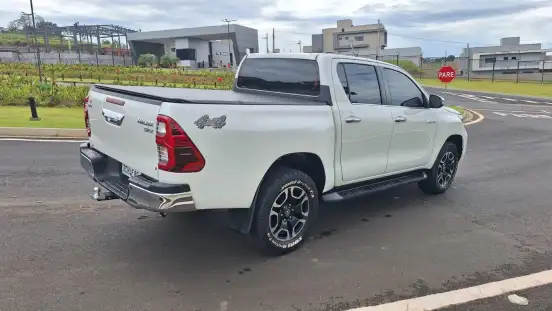 TOYOTA-HILUX-2.8 D-4D TURBO DIESEL CD SRX 4X4 AUTOMÁTICO TOYOTA-HILUX-2020
