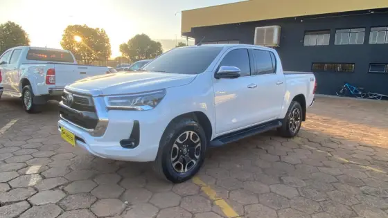 TOYOTA HILUX 2.8 D-4D TURBO DIESEL CD SRX 4X4 AUTOMÁTICO