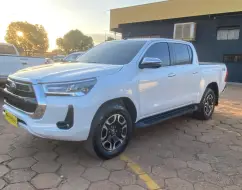 TOYOTA HILUX 2.8 D-4D TURBO DIESEL CD SRX 4X4 AUTOMÁTICO TOYOTA HILUX 2.8 D-4D TURBO DIESEL CD SRX 4X4 AUTOMÁTICO