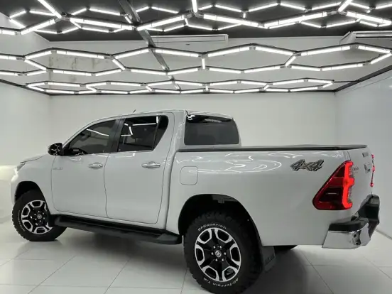 TOYOTA-HILUX-2.8 D-4D TURBO DIESEL CD SRX 4X4 AUTOMÁTICO TOYOTA-HILUX-2023