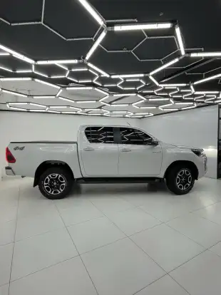 TOYOTA-HILUX-2023