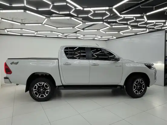 TOYOTA-HILUX-2.8 D-4D TURBO DIESEL CD SRX 4X4 AUTOMÁTICO TOYOTA-HILUX-2023