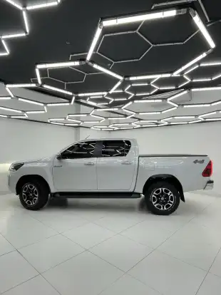 TOYOTA-HILUX-2023