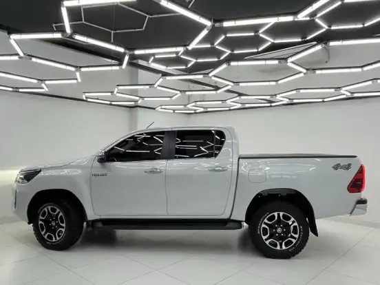 TOYOTA-HILUX-2.8 D-4D TURBO DIESEL CD SRX 4X4 AUTOMÁTICO TOYOTA-HILUX-2023