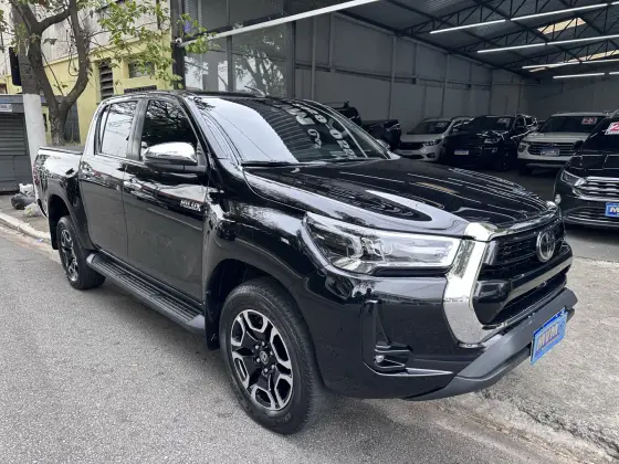 TOYOTA HILUX 2.8 D-4D TURBO DIESEL CD SRX 4X4 AUTOMÁTICO