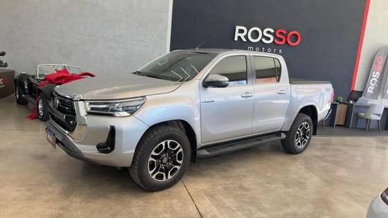 TOYOTA HILUX 2.8 D-4D TURBO DIESEL CD SRX 4X4 AUTOMÁTICO