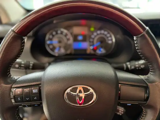 TOYOTA-HILUX SW4-2016