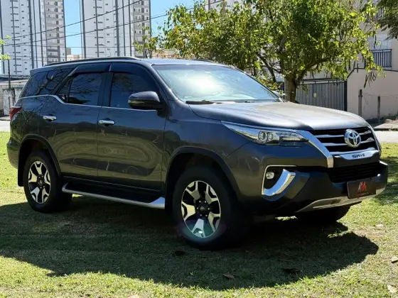 TOYOTA HILUX SW4 2.8 SRX DIAMOND 4X4 7 LUGARES 16V TURBO INTERCOOLER DIESEL 4P AUTOMÁTICO