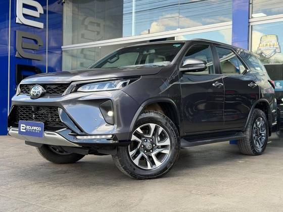 TOYOTA HILUX SW4 2.8 D-4D TURBO DIESEL DIAMOND 7L 4X4 AUTOMÁTICO