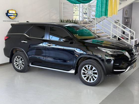 TOYOTA HILUX SW4 2.8 D-4D TURBO DIESEL SRX 4X4 AUTOMÁTICO