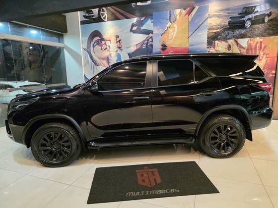 TOYOTA HILUX SW4 2.8 D-4D TURBO DIESEL SRX 7L 4X4 AUTOMÁTICO