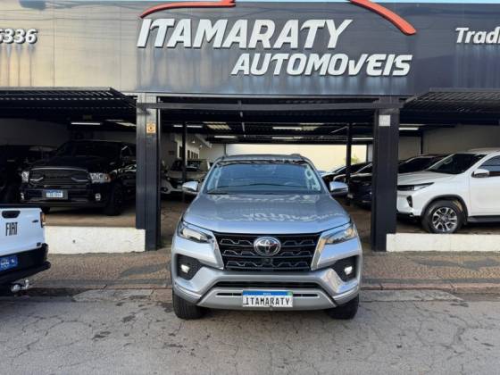 TOYOTA HILUX SW4 2.8 D-4D TURBO DIESEL SRX 7L 4X4 AUTOMÁTICO