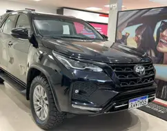 TOYOTA HILUX SW4 2.8 D-4D TURBO DIESEL SRX 7L 4X4 AUTOMÁTICO TOYOTA HILUX SW4 2.8 D-4D TURBO DIESEL SRX 7L 4X4 AUTOMÁTICO
