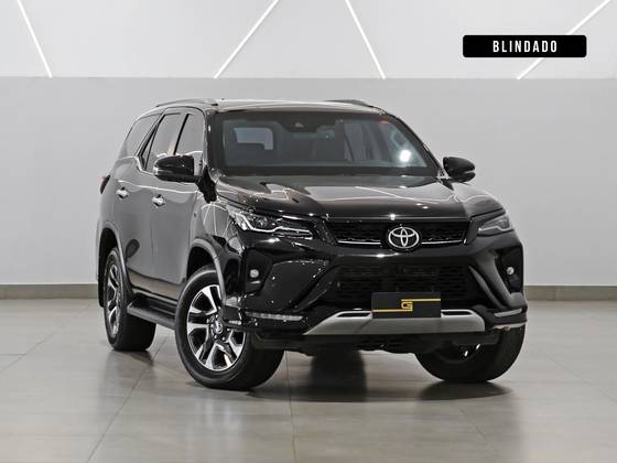 TOYOTA HILUX SW4 2.8 D-4D TURBO DIESEL SRX PLATINUM 7L 4X4 AUTOMÁTICO