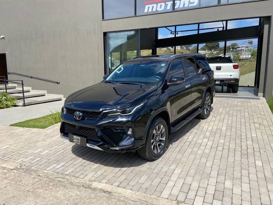 TOYOTA HILUX SW4 2.8 D-4D TURBO DIESEL SRX PLATINUM 7L 4X4 AUTOMÁTICO