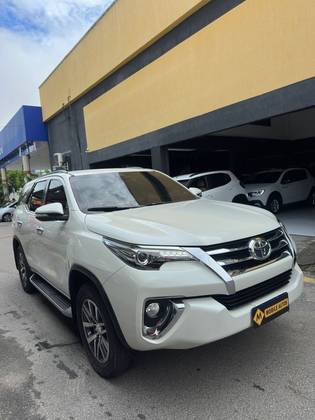 TOYOTA HILUX SW4 2.8 SRX 4X4 7 LUGARES 16V TURBO INTERCOOLER DIESEL 4P AUTOMÁTICO