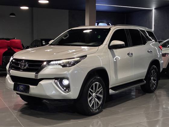 TOYOTA HILUX SW4 2.8 SRX 4X4 7 LUGARES 16V TURBO INTERCOOLER DIESEL 4P AUTOMÁTICO
