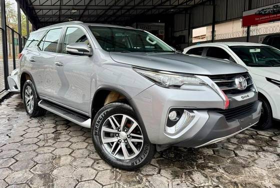 TOYOTA HILUX SW4 2.8 SRX 4X4 7 LUGARES 16V TURBO INTERCOOLER DIESEL 4P AUTOMÁTICO