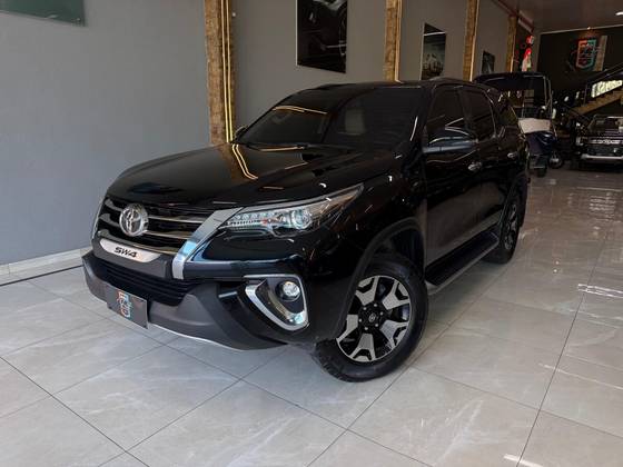 TOYOTA HILUX SW4 2.8 SRX DIAMOND 4X4 7 LUGARES 16V TURBO INTERCOOLER DIESEL 4P AUTOMÁTICO