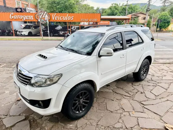 TOYOTA HILUX SW4 3.0 SRV 4X4 7 LUGARES 16V TURBO INTERCOOLER DIESEL 4P AUTOMÁTICO