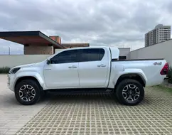 TOYOTA HILUX 2.8 D-4D TURBO DIESEL CD SRX PLUS 4X4 AUTOMÁTICO TOYOTA HILUX 2.8 D-4D TURBO DIESEL CD SRX PLUS 4X4 AUTOMÁTICO