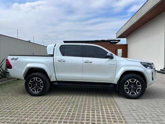TOYOTA-HILUX-2.8 D-4D TURBO DIESEL CD SRX PLUS 4X4 AUTOMÁTICO TOYOTA-HILUX-2024