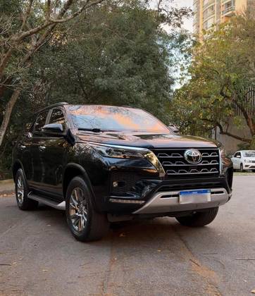 TOYOTA HILUX SW4 2.8 D-4D TURBO DIESEL SRX 7L 4X4 AUTOMÁTICO