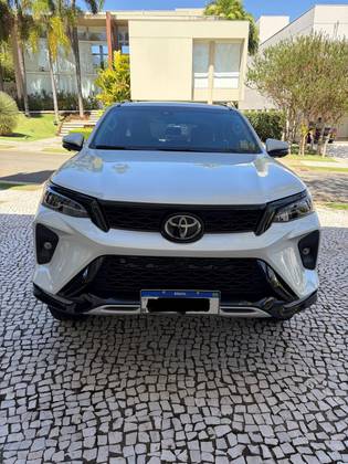 TOYOTA HILUX SW4 2.8 D-4D TURBO DIESEL SRX PLATINUM 7L 4X4 AUTOMÁTICO