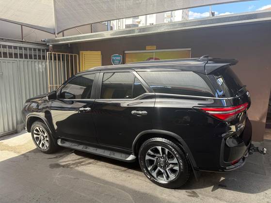 TOYOTA HILUX SW4 2.8 D-4D TURBO DIESEL SRX PLATINUM 7L 4X4 AUTOMÁTICO