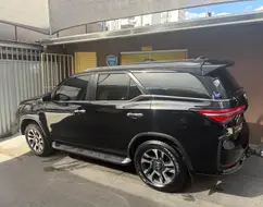 TOYOTA HILUX SW4 2.8 D-4D TURBO DIESEL SRX PLATINUM 7L 4X4 AUTOMÁTICO TOYOTA HILUX SW4 2.8 D-4D TURBO DIESEL SRX PLATINUM 7L 4X4 AUTOMÁTICO