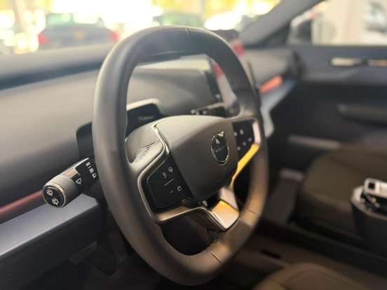 VOLVO-EX30-2024