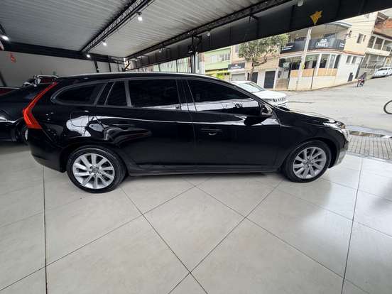 VOLVO-V60-2015
