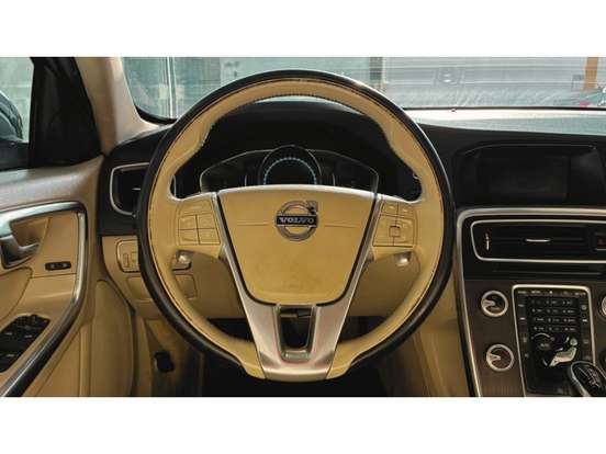 VOLVO-V60-2015