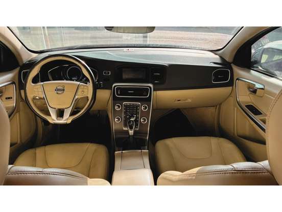 VOLVO-V60-2.0 T5 MOMENTUM TURBO GASOLINA 4P AUTOMÁTICO VOLVO-V60-2015