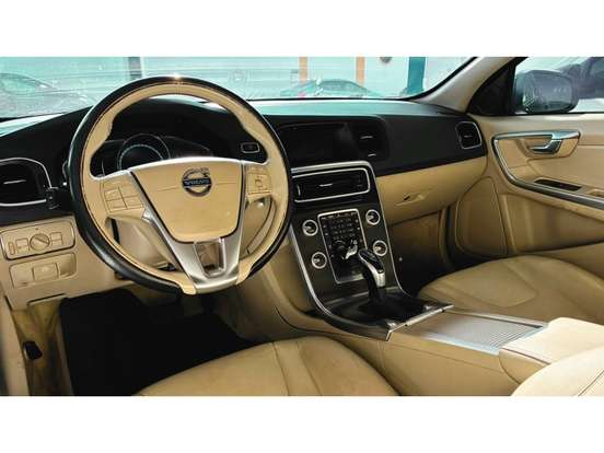 VOLVO-V60-2.0 T5 MOMENTUM TURBO GASOLINA 4P AUTOMÁTICO VOLVO-V60-2015
