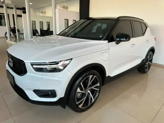 VOLVO-XC40-2021