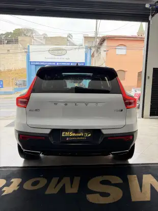 VOLVO-XC40-2018