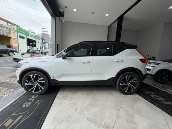 VOLVO-XC40-2018