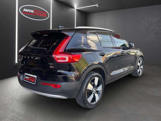 VOLVO-XC40-2018