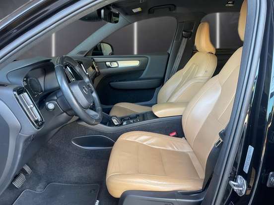 VOLVO-XC40-2018