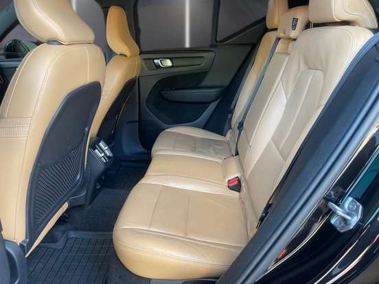 VOLVO-XC40-2018