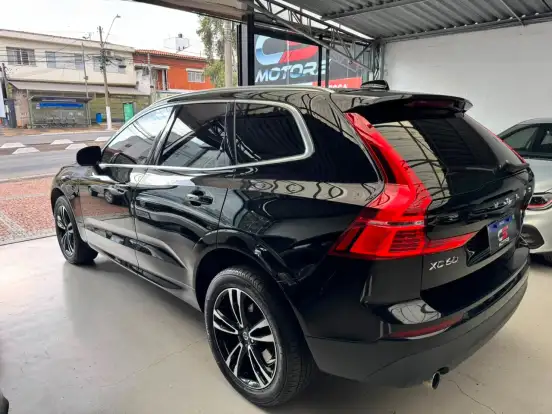 VOLVO-XC60-2020