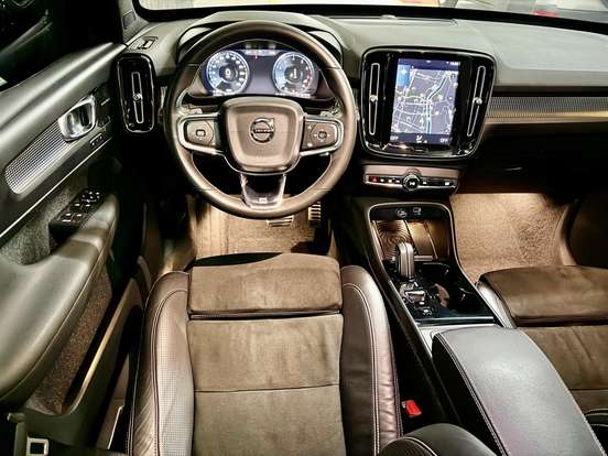 VOLVO-XC40-2018