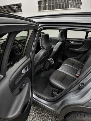 VOLVO-XC40-2019