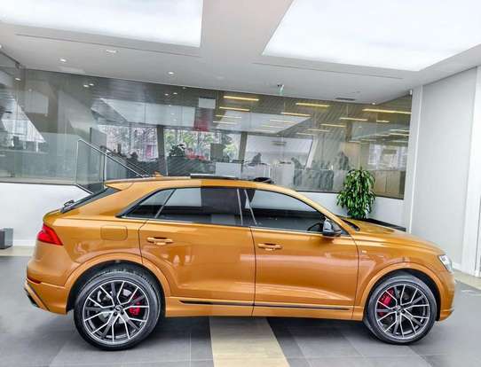 AUDI-Q8-2020