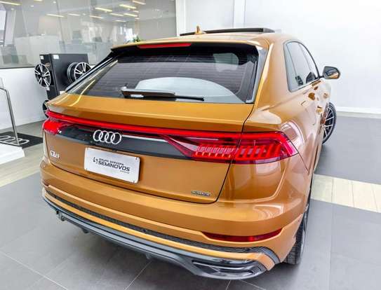 AUDI-Q8-2020