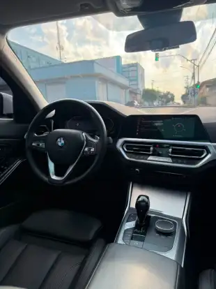 BMW-320i-2021