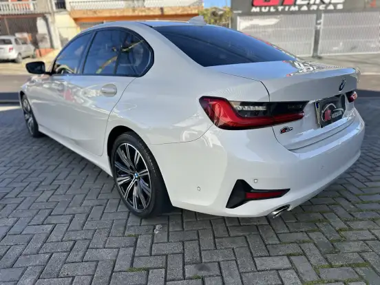 BMW-320i-2021