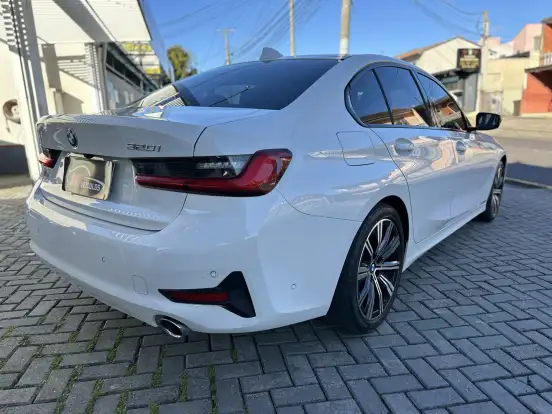 BMW-320i-2021